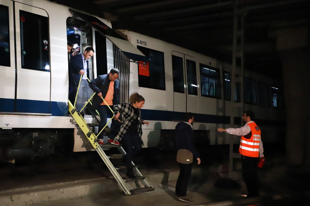 En el simulacro también se ha contemplado la labor del propio maquinista, en las tareas de desalojo de viajeros y atención a un viajero desfallecido.