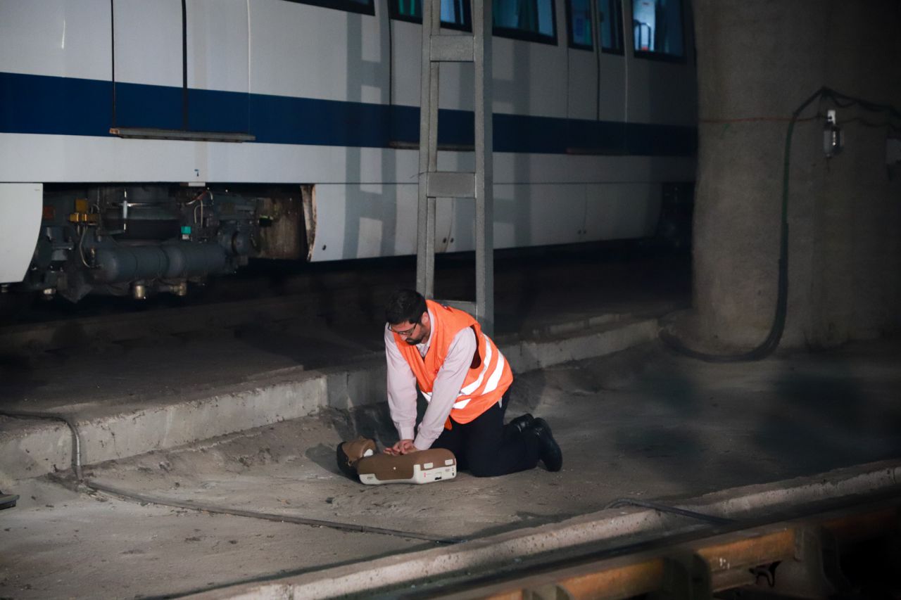 El simulacro ha contemplado el desfallecimiento de un viajero y una maniobra de reanimación cardiopulmonar por parte del propio maquinista.
