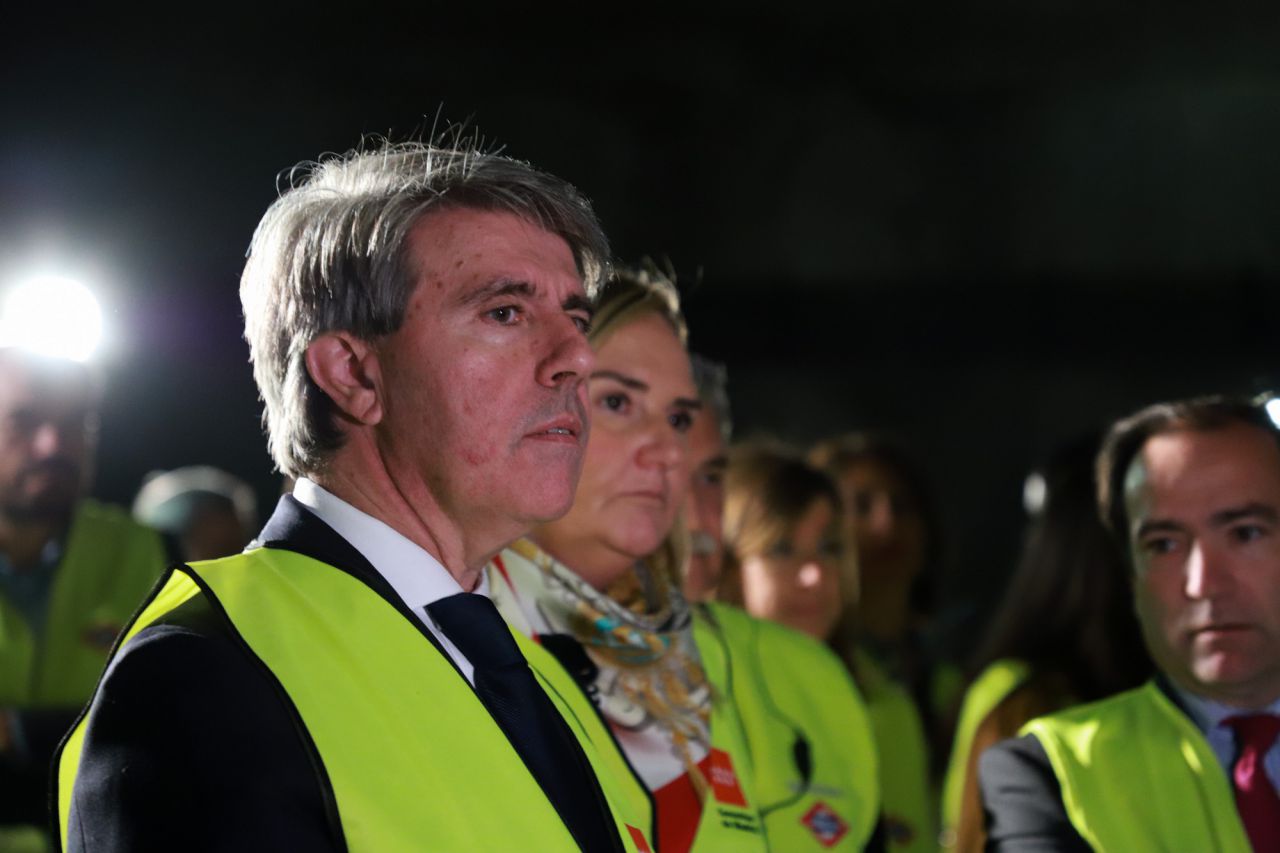 El presidente de la Comunidad de Madrid, acompañado por la consejera de Transportes, Vivienda e Infraestructuras, ha asistido a un simulacro de incendio que ha sido programado por el Metro de Madrid.