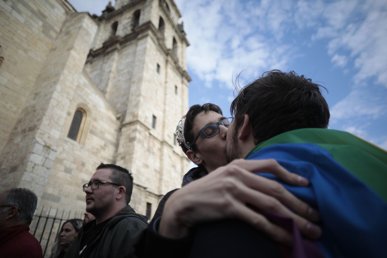 Miembros y colectivos LGTBi han convocado este martes a las 19 horas una concentración y una 'besada' frente a las puertas de la catedral de Alcalá de Henares en rechazo por los cursos sobre la homosexualidad del Obispado en la localidad.