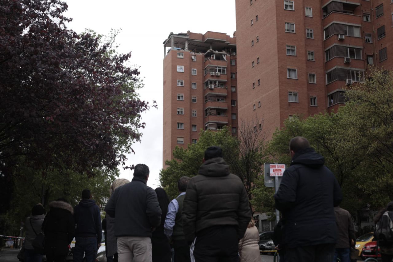 Explosión por un posible escape de gas en un bloque de viviendas en Vallecas.