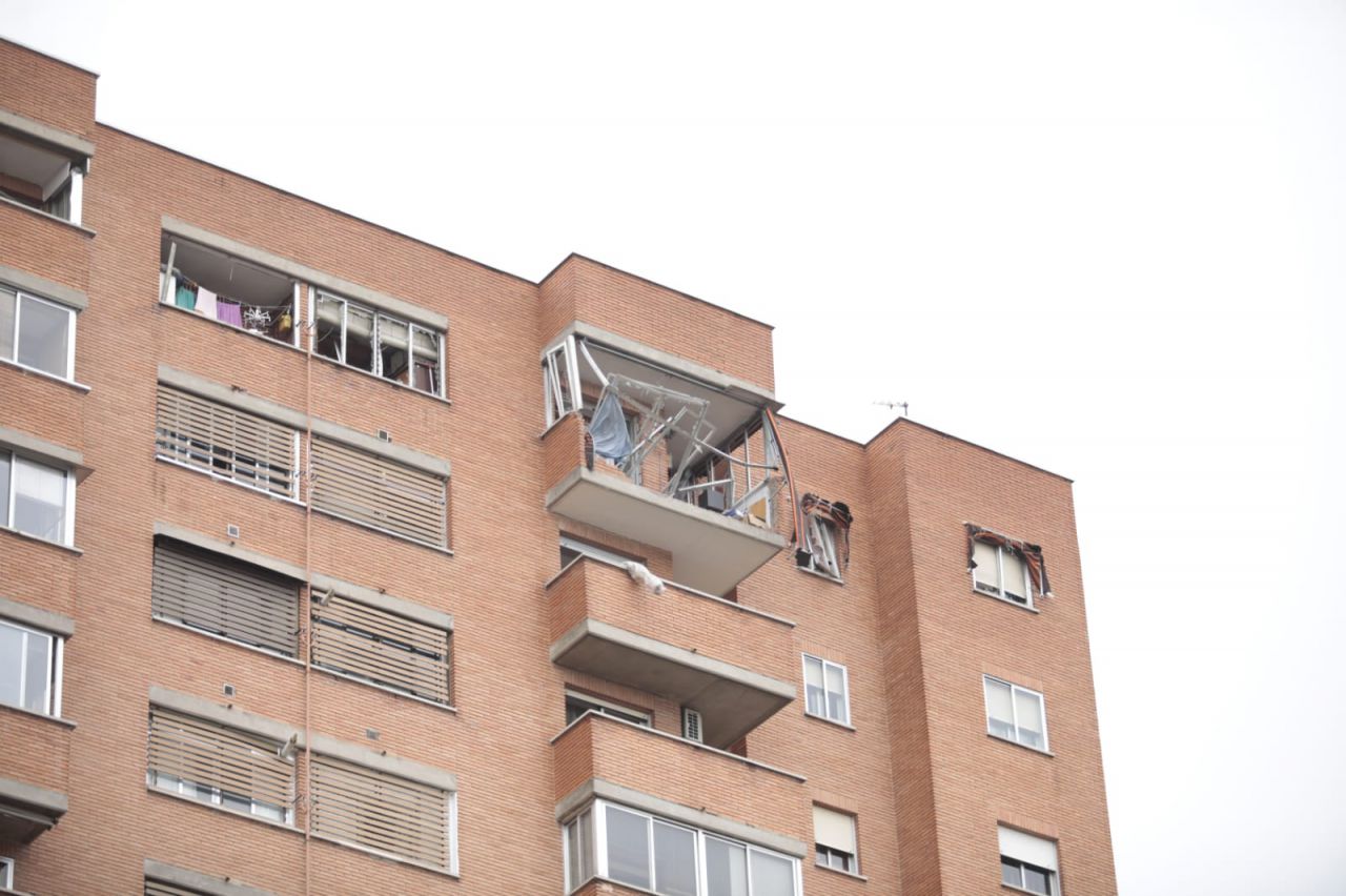 Explosión por un posible escape de gas en un bloque de viviendas en Vallecas.