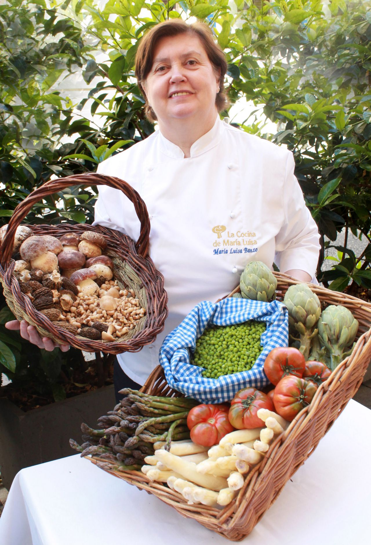 María Luisa Banzo rodeada de productos de primavera
