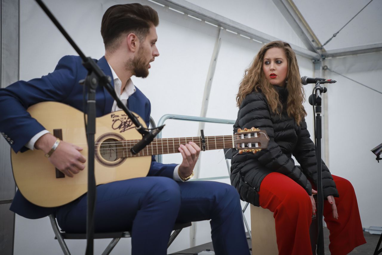 La música ha amenizado la Ceremonia del Río, que rinde homenaje a las víctimas gitanas del Holocausto Nazi.  