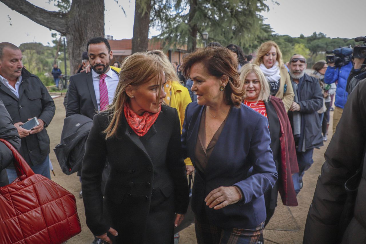 La viceconsejera de Políticas Sociales y Familia, Miriam Rabaneda, junto a Carmen Calvo, vicepresidenta del Gobierno.