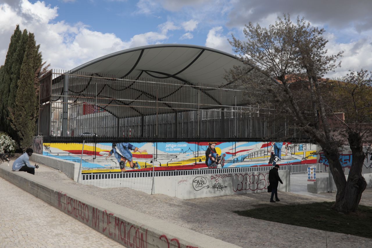 Nueva cubierta en la pista deportiva. 