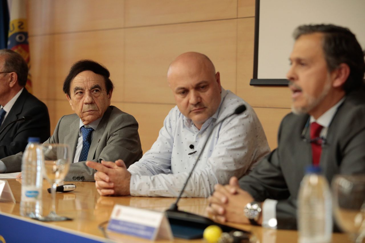 El presidente de la Sociedad Española de Simulación Clínica y Seguridad del Paciente, José María Quintillá (c), junto al director del HSV, Antonio López Román (d) y el presidente de la UAX, Jesús Núñez (i), en la inauguración de las instalaciones.