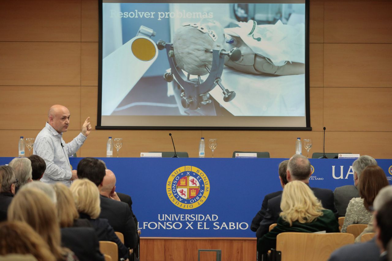 El presidente de la Sociedad Española de Simulación Clínica y Seguridad del Paciente, José María Quintillá, ofreció una ponencia sobre la materia en la inauguración del HSV de la UAX.