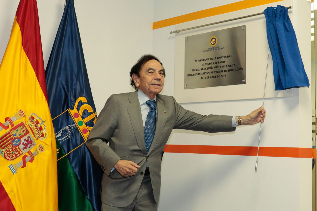 El presidente de la UAX, Jesús Núñez, descubre la placa que inaugura el HSV.