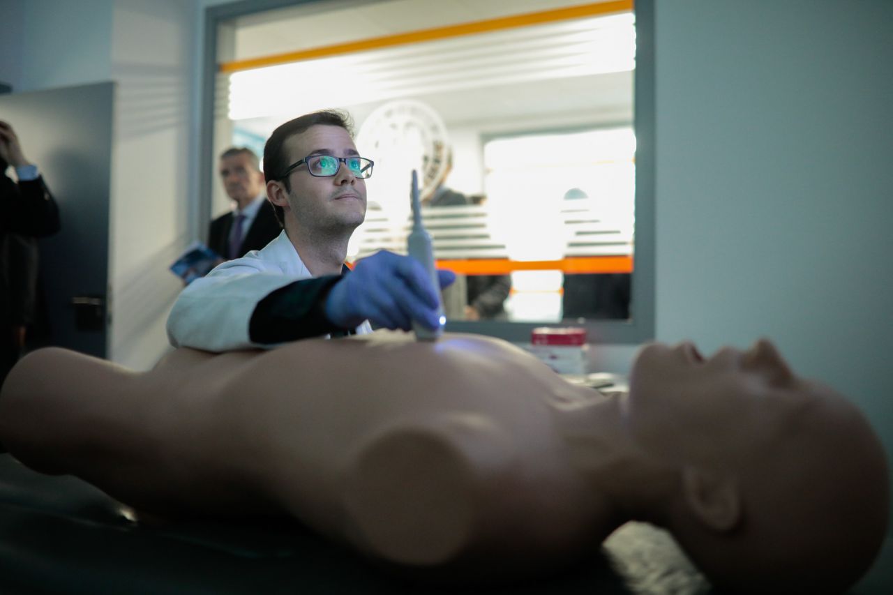 Un alumno de la UAX realiza una ecografía a un 'paciente' del Hospital de Simulación Virtual de la UAX.