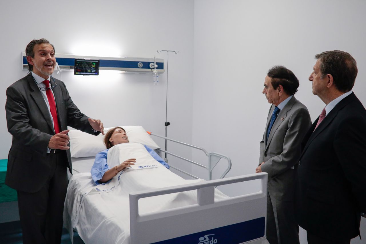 El presidente de la UAX, Jesús Núñez, acompañó a los invitados en su visita al HSV. 
