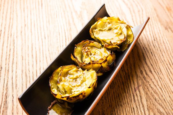 Alcachofas confitadas con crema de morcilla trufada