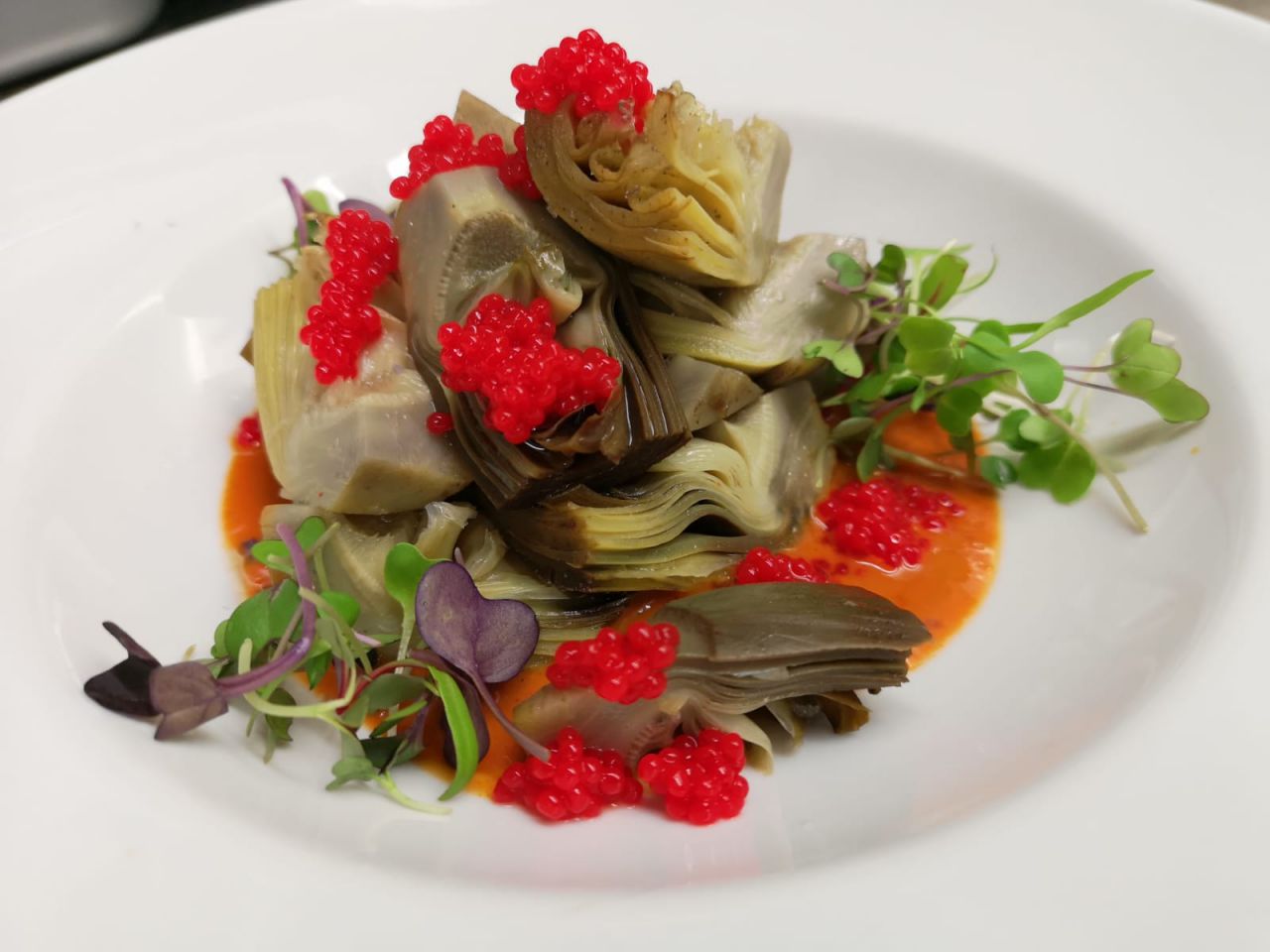 Alcachofas de Tudela fritas con caldo marinero