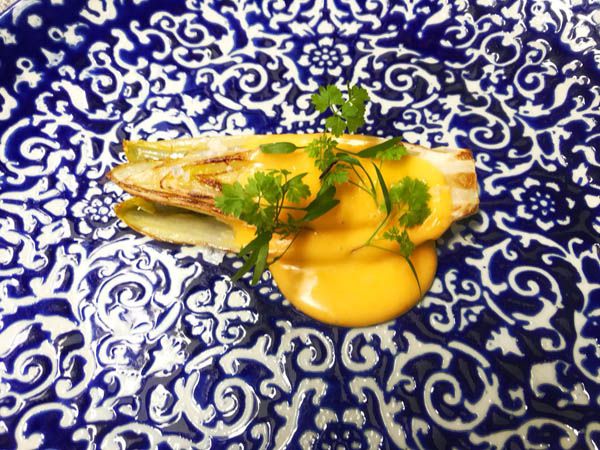 Endivias asadas con holandesa de anguila ahumada y Palo Cortado