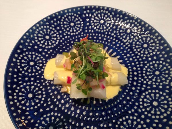 Espárragos blancos con mayonesa de mango