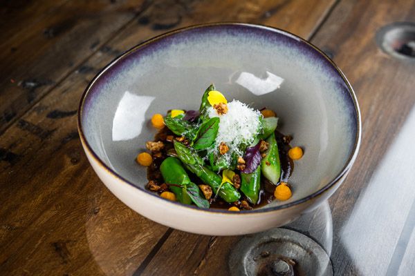 Espárragos verdes con avellanas y calabaza