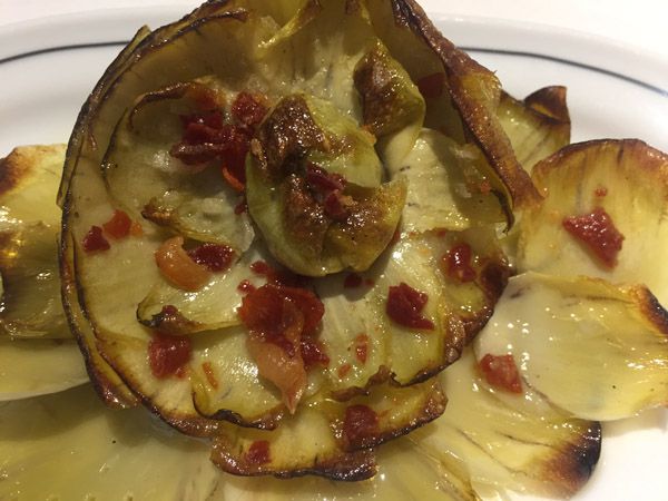 Flor de alcachofa confitada con virutas de jamón