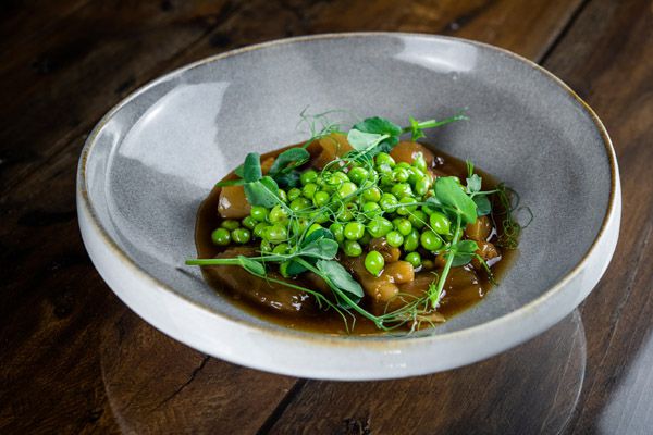Guisantes del maresme con guiso de tripas de bacalao y tendones de ternera