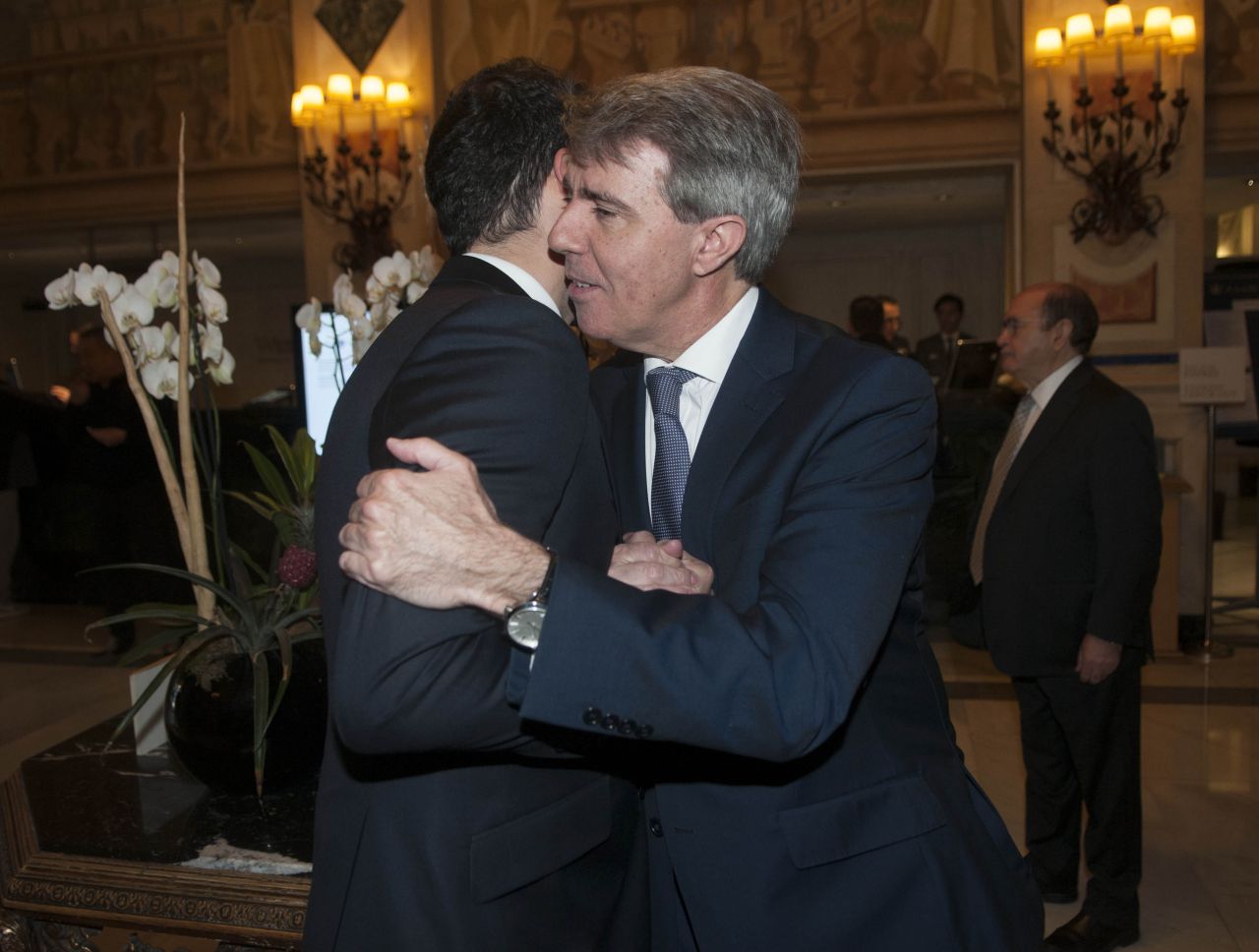 Albert Rivera, Ignacio Aguado y Ángel Garrido, en el desayuno informativo en que el expresidente de la Comunidad de Madrid estrenó su carné de Ciudadanos. 
