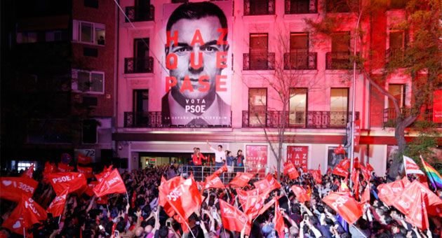 El presidente del Gobierno y candidato del PSOE este 28-A celebra su victoria en la sede de Ferraz.