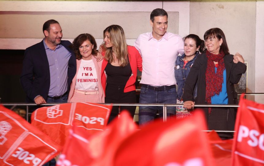 Pedro Sánchez celebra su victoria.