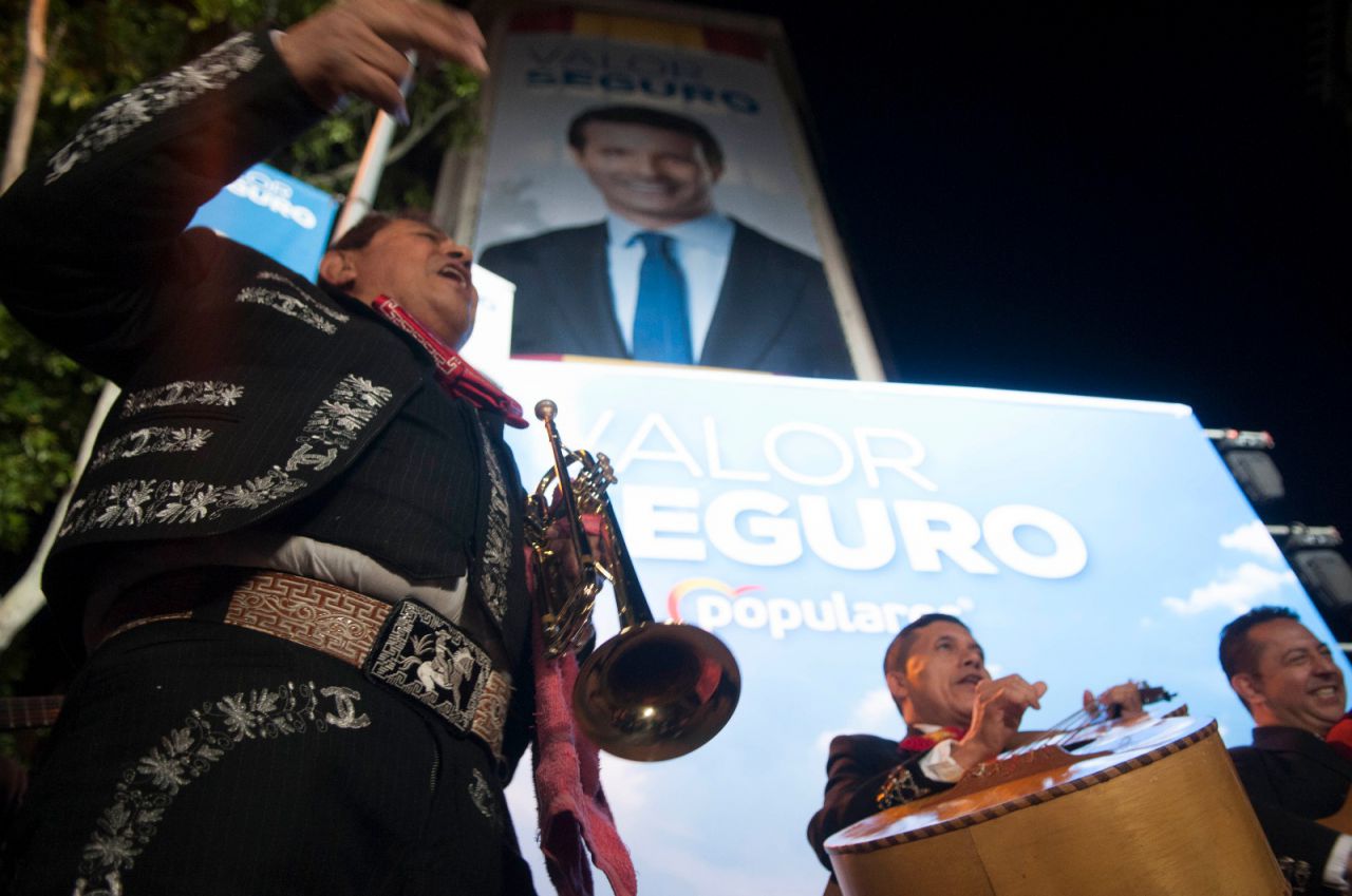 Mariachis en la sede del PP.