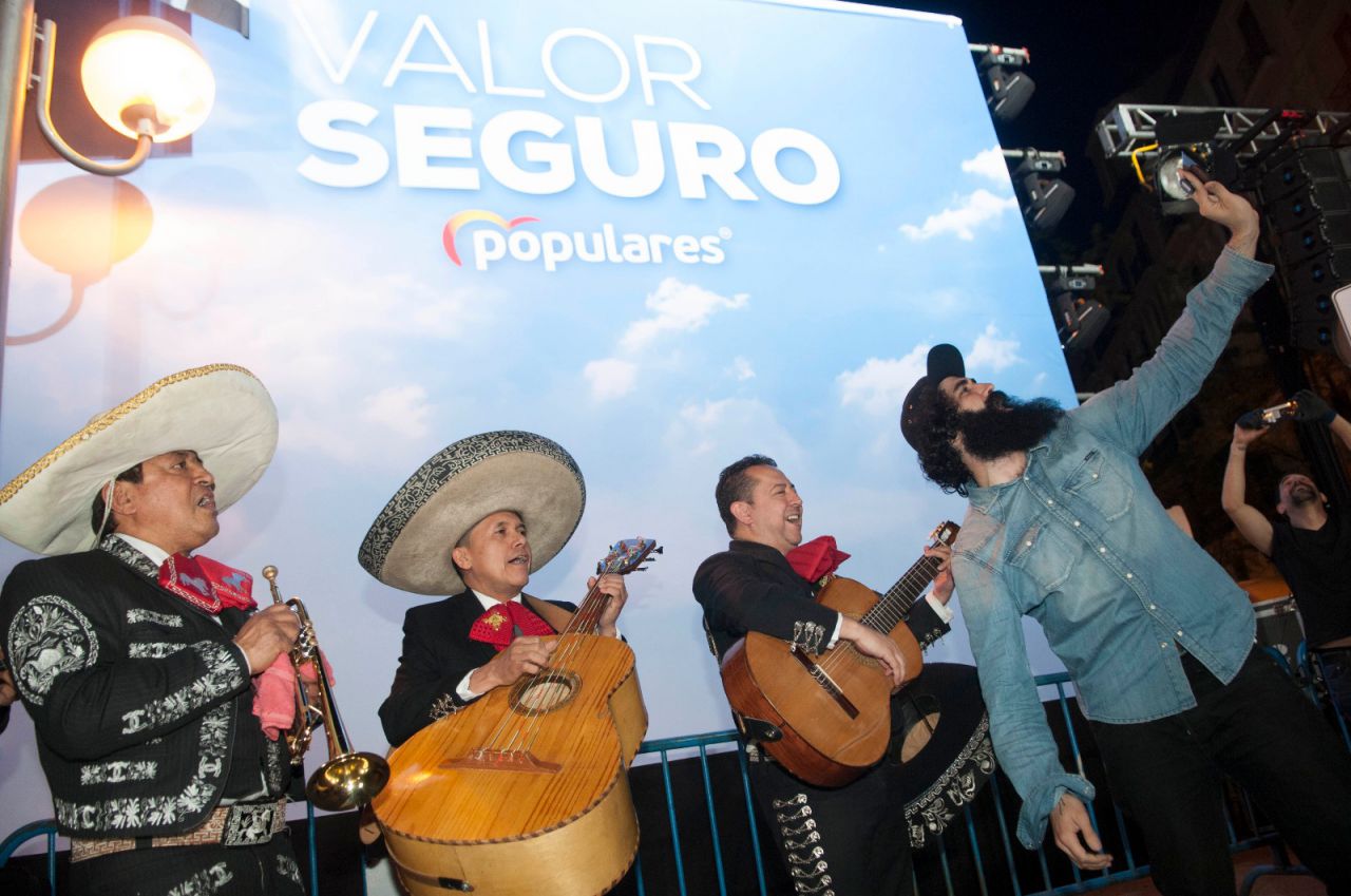 Mariachis en la sede del PP.