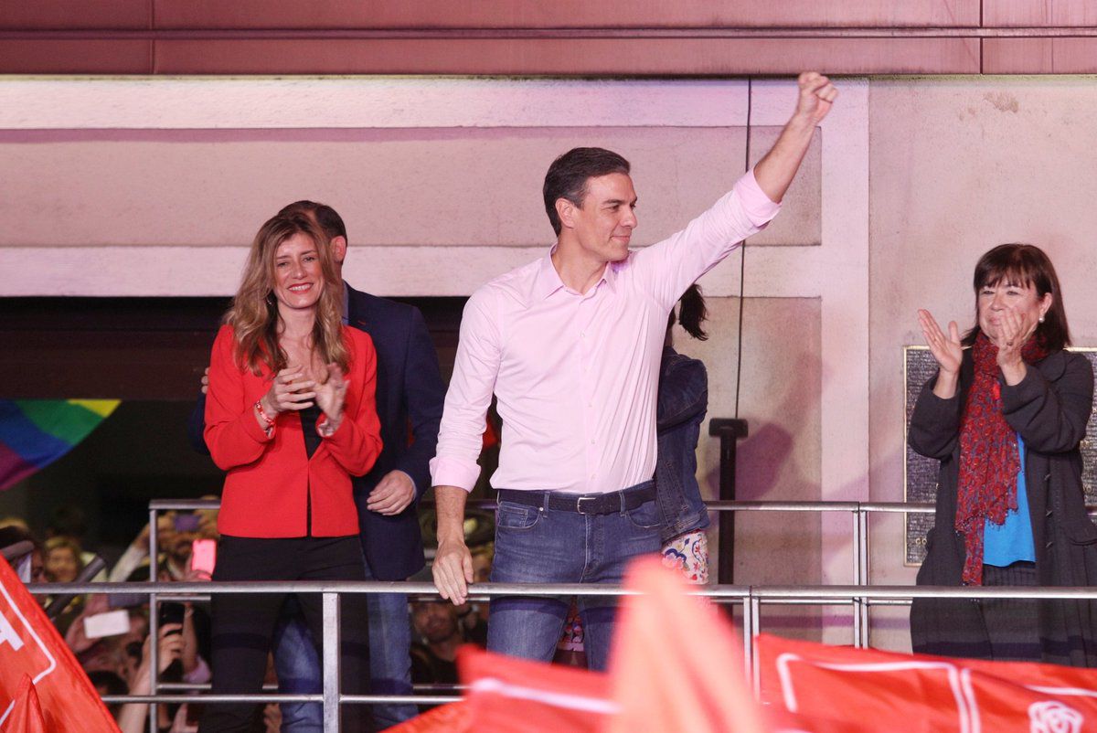Pedro Sánchez celebra su victoria en la sede de Ferraz.