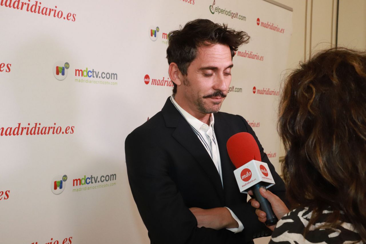 Paco León inauguró el photocall de los premiados en la XVII edición de los Premios Madrid. El actor y director fue galardonado con el Premio al Hombre de Año, por su serie 'Arde Madrid'