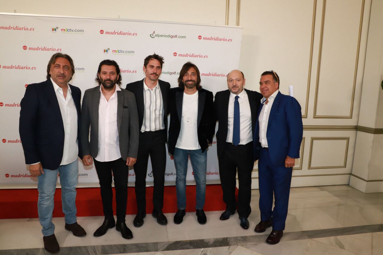 Ketama (Premio Toda una Vida) y Paco León (Hombre del Año), posaron para los medios junto al presidente del Grupo Madridiario, Constantino Mediavilla.