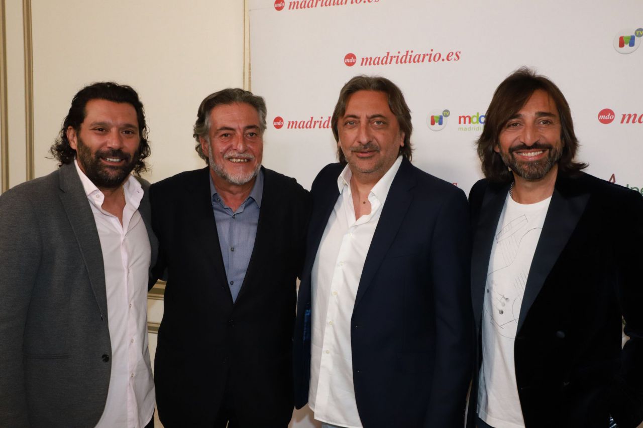 El cabeza de lista del PSOE en el Ayuntamiento de Madrid, Pepu Hernández, posa en el photocall junto a los miembros de Ketama, Premio Toda una Vida. 