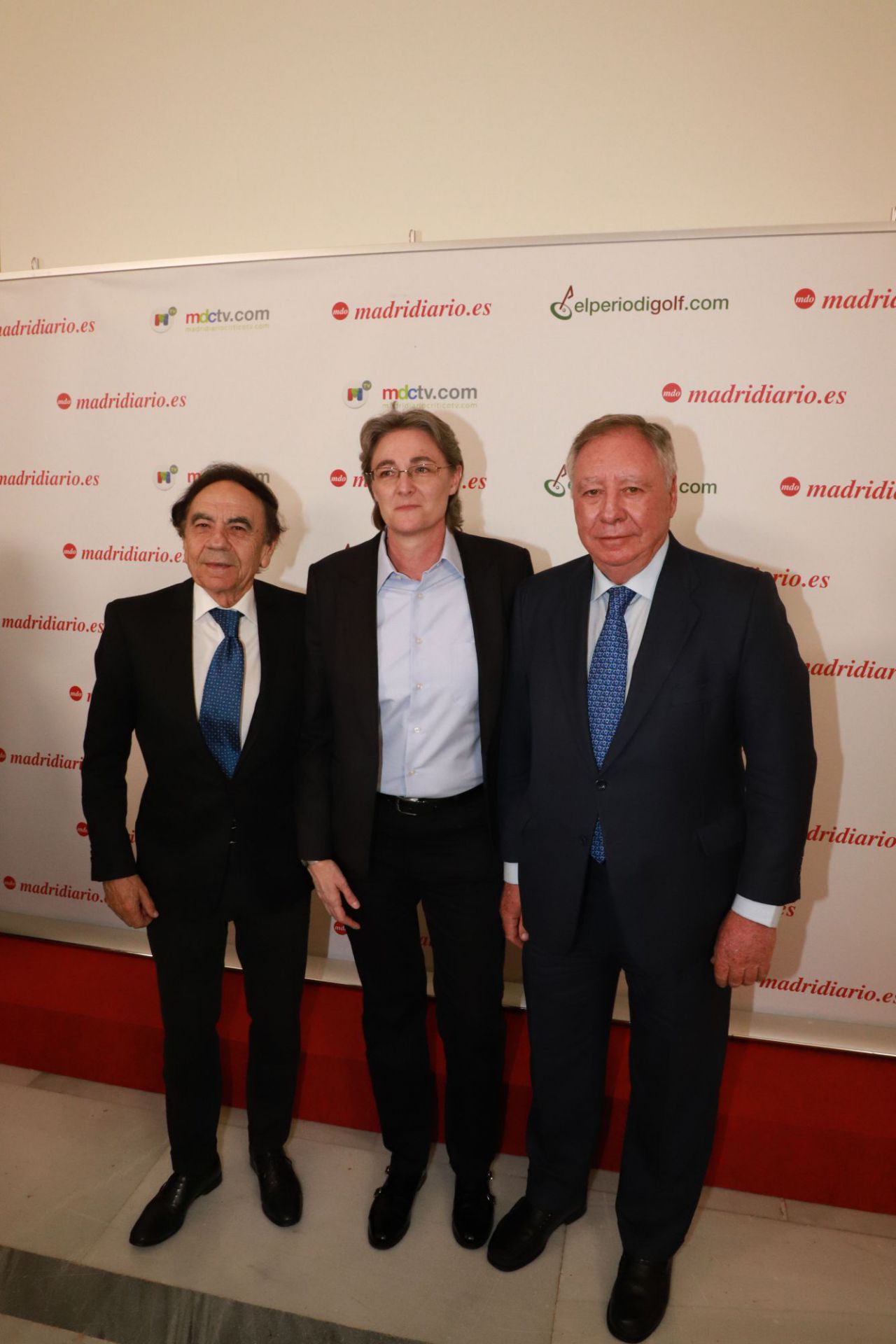 La primera teniente de alcalde del Ayuntamiento de Madrid, Marta Higueras, posó junto al presidente de la Universidad Alfonso X el Sabio, Jesús Núñez, (derecha) y a Clemente González Soler, presidente del Comité Ejecutivo de Ifema (izquierda). 