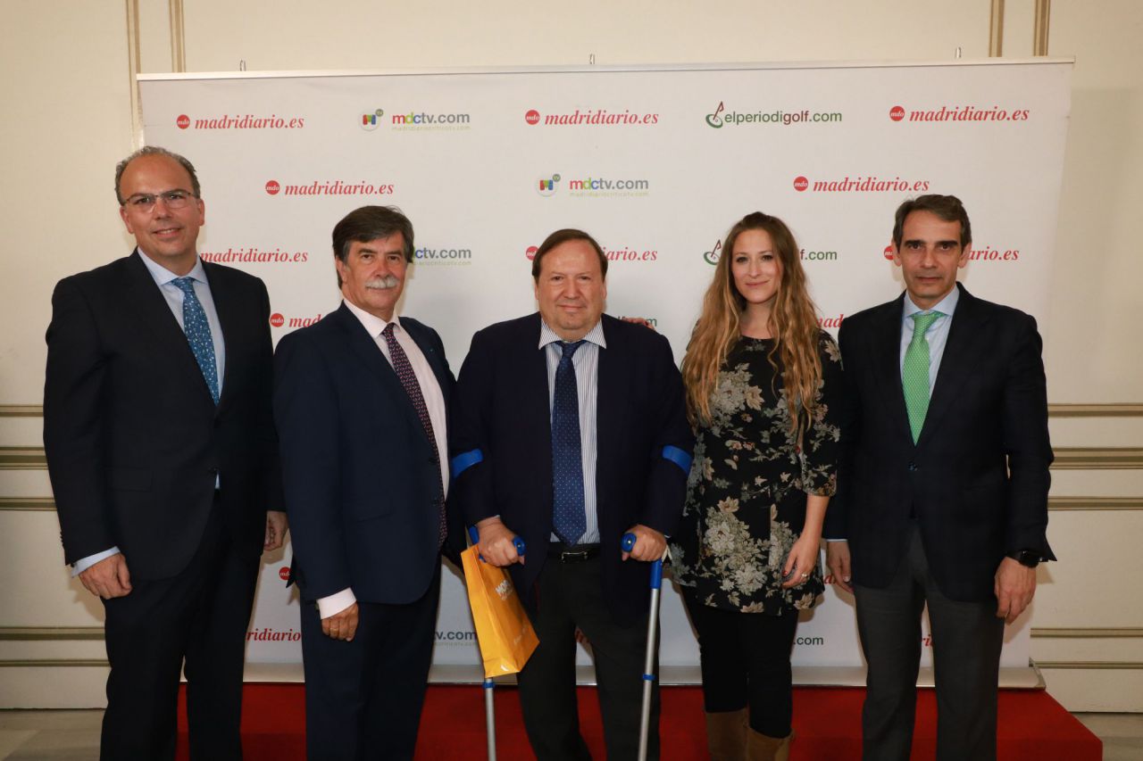 Oscar Bachiller, de ACADE (Acade Asociación de Centros Autónomos de Enseñanza Privada); Javier Urra, exdefensor del menor de la Comunidad de Madrid y director clínico del programa recURRA-GINSO; Jesús Santos y Alicia Santos, director y coordinadora de comunicación de la Asociación para la Gestión de la Integración Social, GINSO; y Juan Luis Yagüe, director de los Colegios Internacionales Eurocolegios Casvi. 