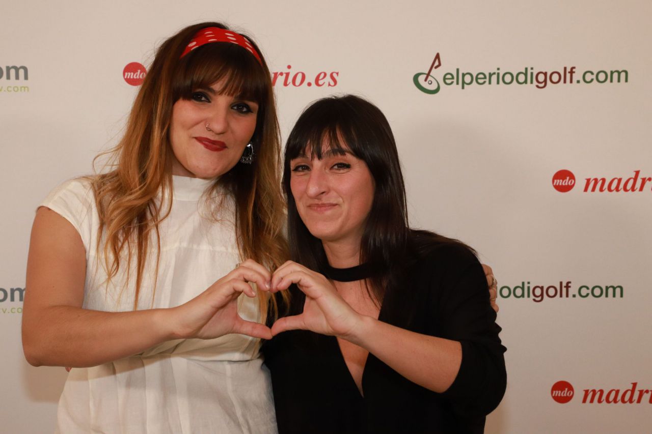 La cantautora María Rozalén y su intérprete en lengua de signos, Beatriz Romero, recibieron el Premio Humanizar la Cultura. 