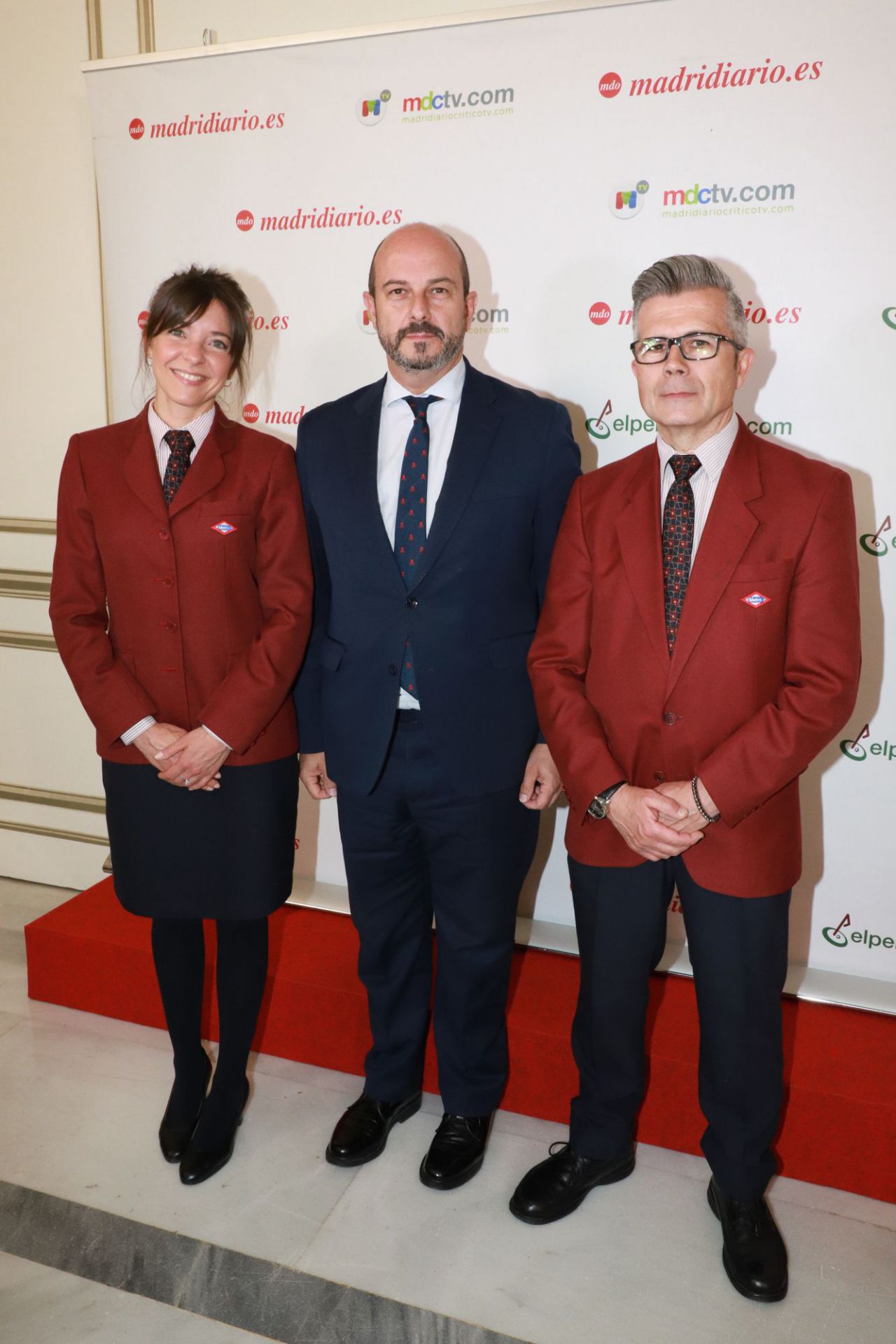 Dos trabajadores de Metro, Mercedes Prats De Diego y 
Emilio Felipo, ataviados con su uniforme, pasaron por el photocall junto al presidente de la Comunidad de Madrid, Pedro Rollán, en representación de la empresa, que ha sido galardonada este 2019, año de su Centenario, con el Premio Madrid a la Iniciativa en Movilidad. 