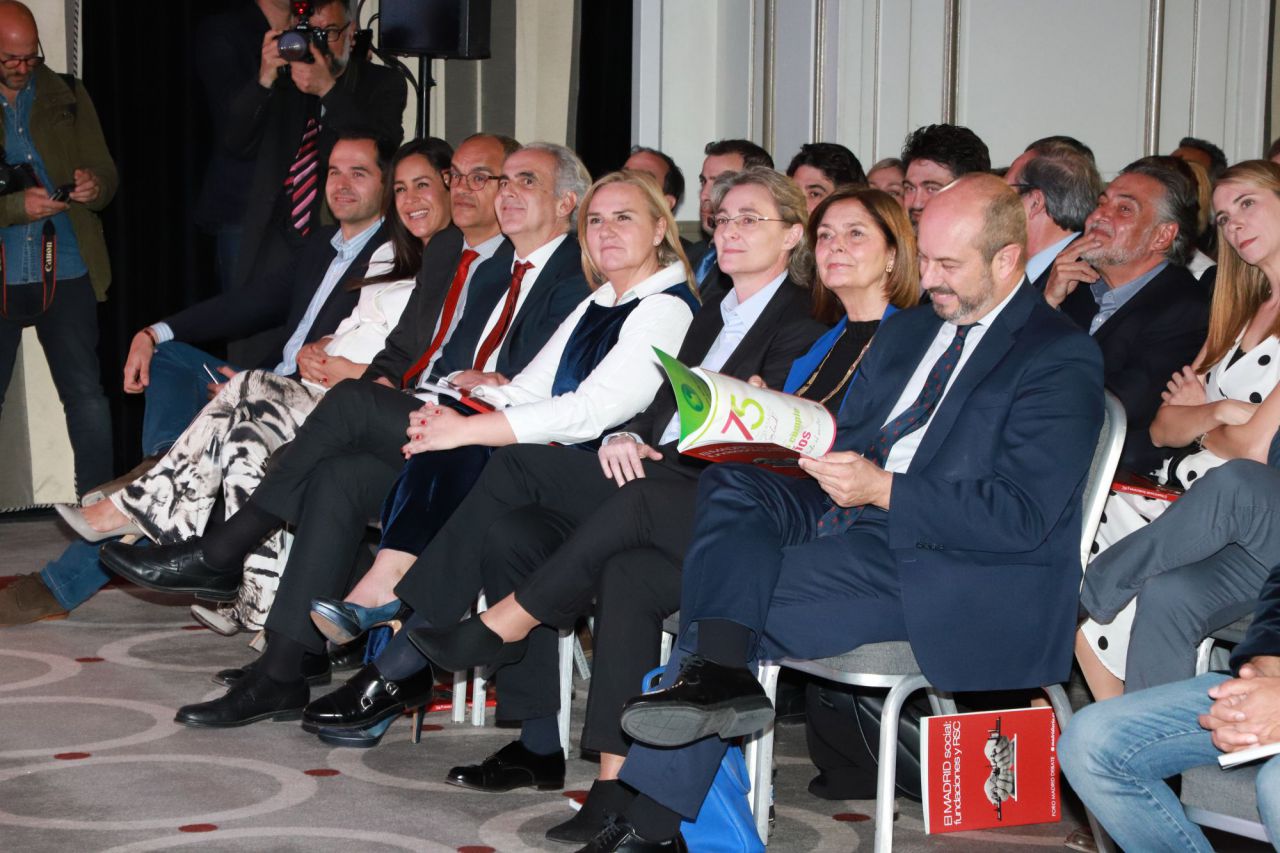 Aún con la resaca electoral del 28-A, la política madrileña se dio cita en la entrega de galardones. De izquierda a derecha: los candidatos de Cs a la Comunidad de Madrid y al Ayuntamiento, Ignacio Aguado y Begoña Villacís; los consejeros Rafael van Grieken, Enrique Ruiz Escudero y Rosalía Gonzalo; la primera teniente de alcalde, Marta Higueras; la presidenta de la Asamblea de Madrid, Paloma Adrados; y el presidente regional, Pedro Rollán.  