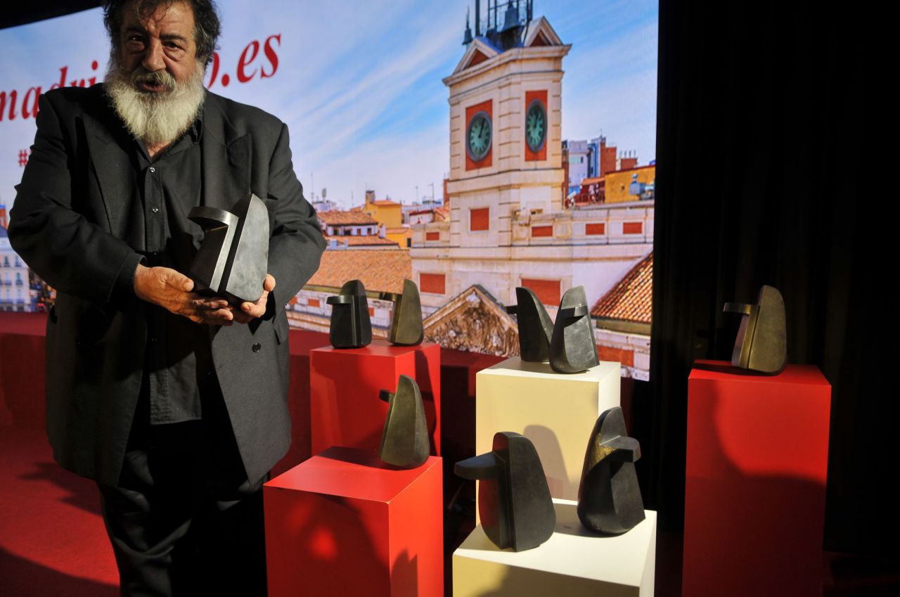 El escultor, José Miguel Utande, posa con los premios de la XVII edición de los galardones de Madridiario. 
