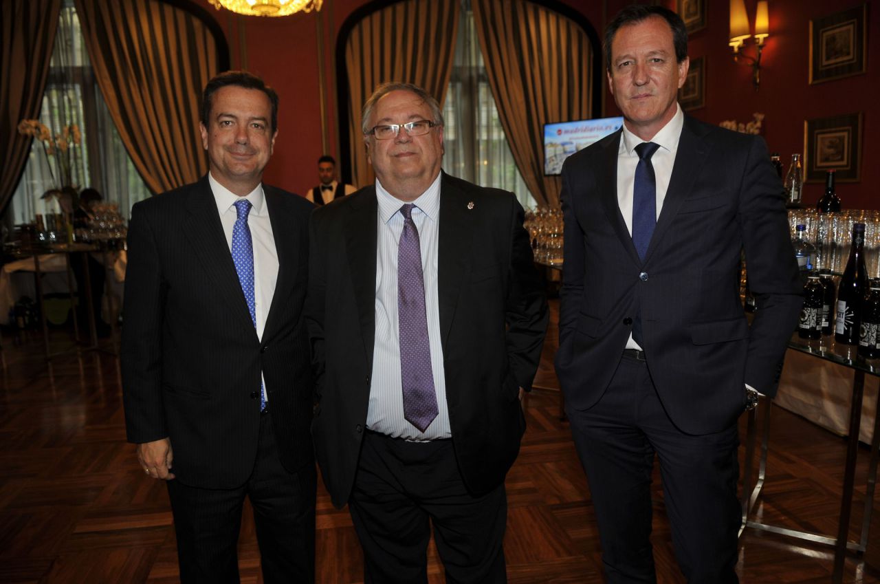 Eduardo López-Puertas, director de Ifema; Jesús Vaquero, Jefe de Neurocirugía Hospital Puerta de Hierro y premiado en la categoría de la Iniciativa Sanitaria; y Raul Díez, jefe prensa de Ifema.