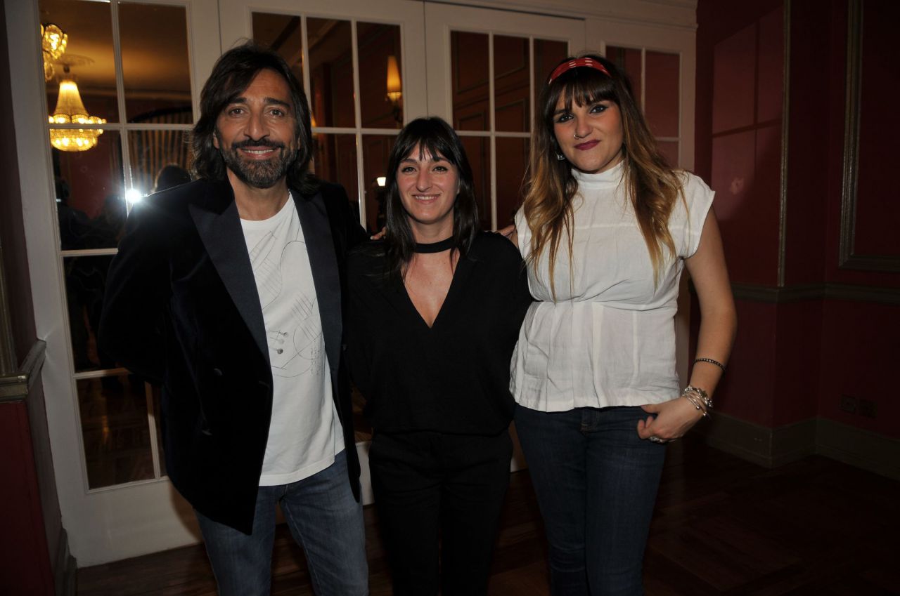 La noche estuvo marcada por una gran complicidad entre los premiados en las distintas categorías. En la imagen, Antonio Carmona, de Ketama (Toda una Vida), junto a Rozalén y Beatriz Romero (Humanizar la Cultura).