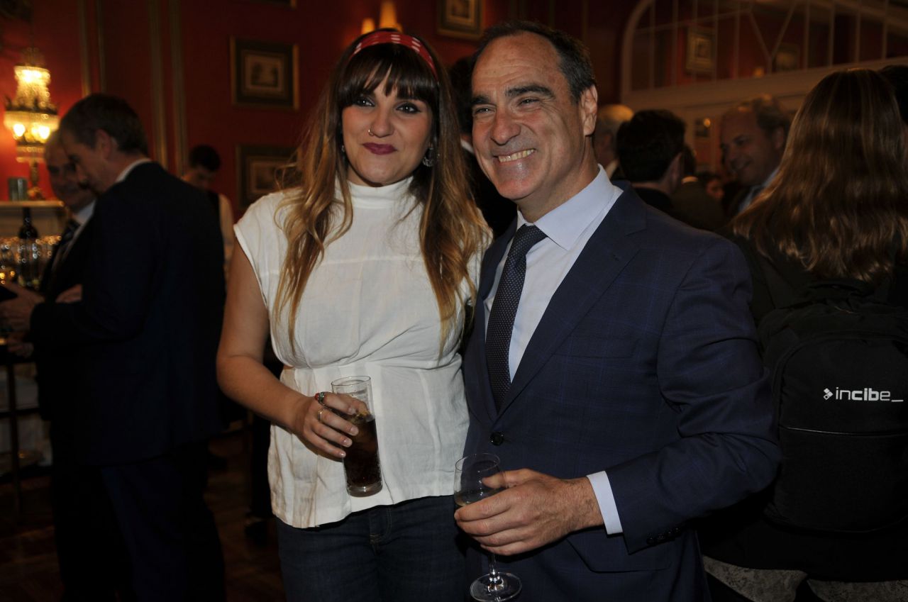 El director de Sulo, Alejandro Arderius, también charló con Rozalén, Premio Humanizar la Cultura. 
