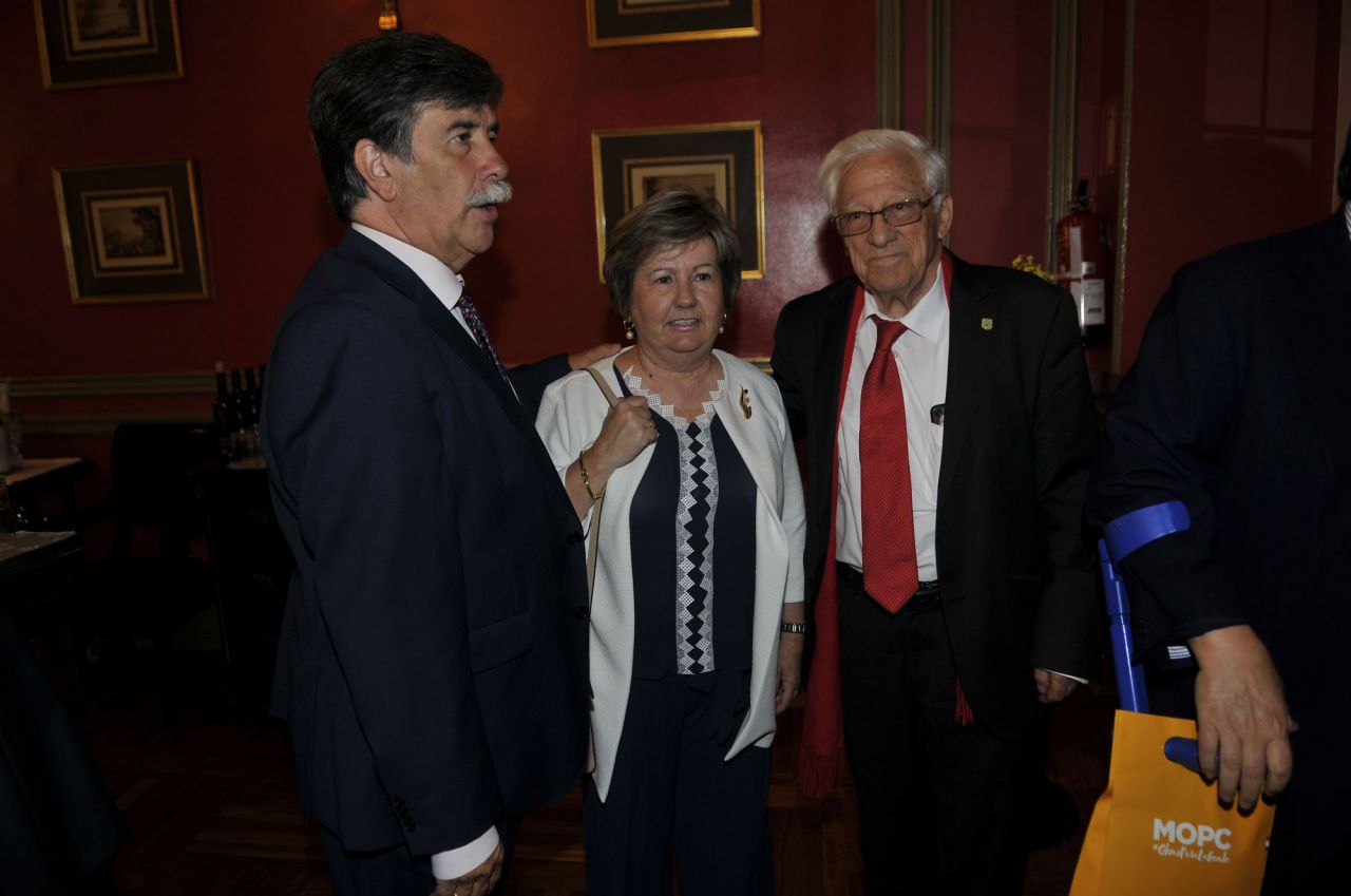 El padre Ángel (derecha), fundador de Mensajeros por la Paz, es otro de los incondicionales de los Premios Madrid, que le otorgaron el Premio Toda una Vida en 2008. En la foto, junto a Javier Urra, exdefensor del menor de la Comunidad de Madrid y responsable del programa recURRA-GINSO. 
