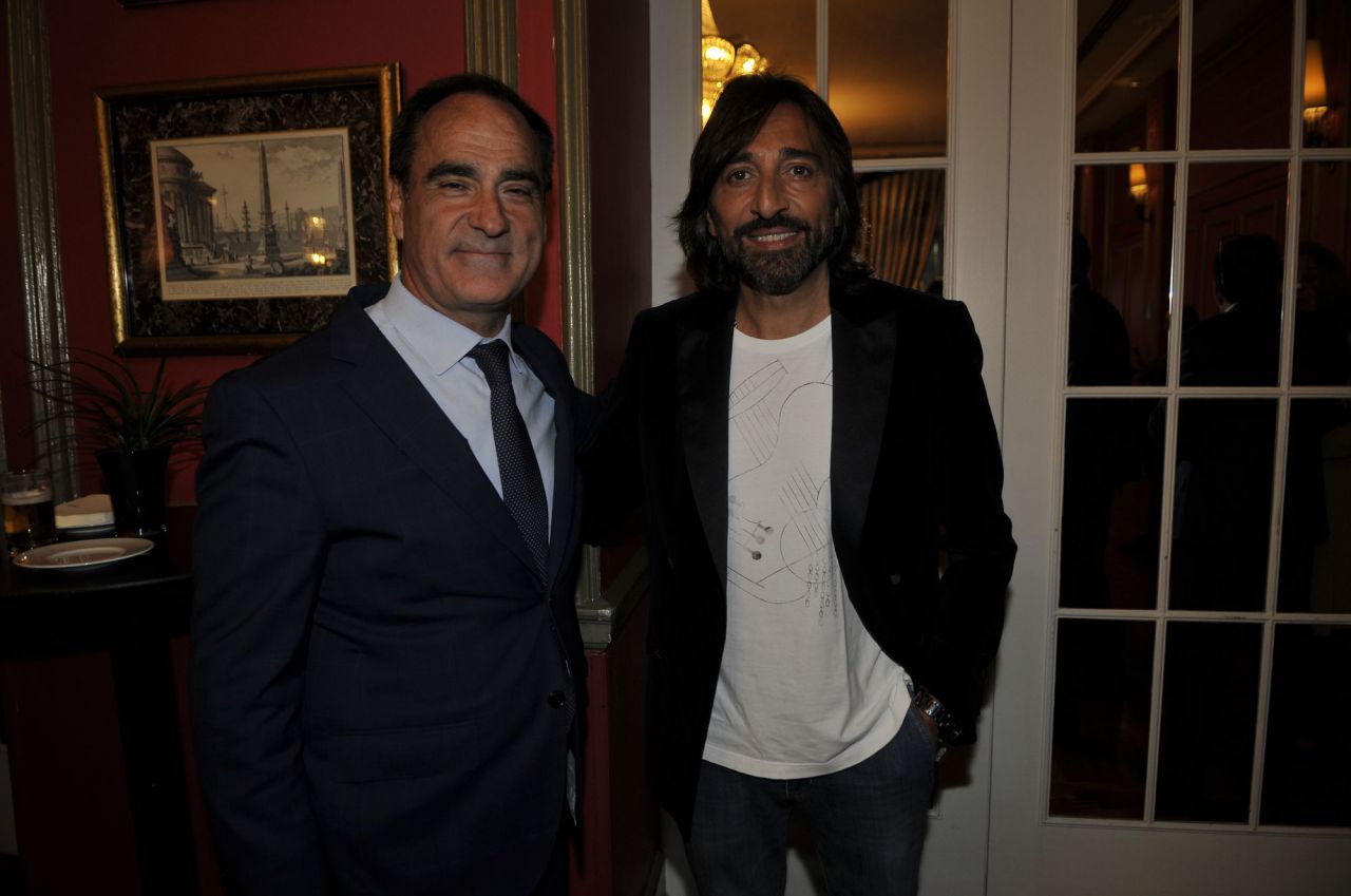 Alejandro Arderuis, director de Sulo, junto al integrante de Ketama Antonio Carmona, durante uno de los momentos del cóctel previo a la gala. 
