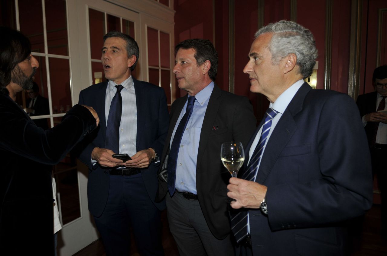 La gala se convirtió, por decimoséptimo año consecutivo, en un espacio de interacción entre la política, la empresa, la cultura y la sociedad madrileñas.
En la imagen, Juan Antonio Seseña, Jesús Porta y Juan Carriedo, director financiero, director de grandes cuentas y director de explotación de Sulo. 