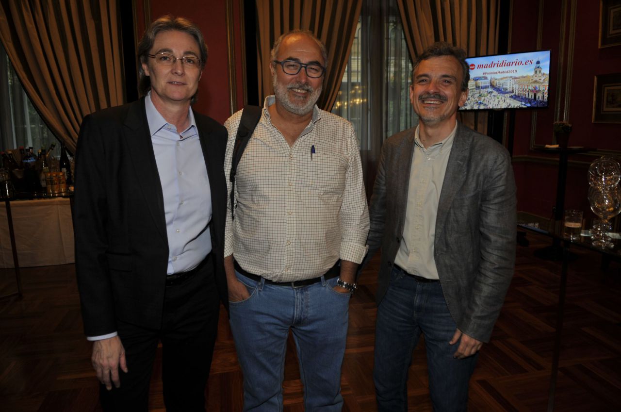 La teniente de alcalde, Marta Higueras, junto a los diputados de Podemos en la Asamblea, Alejandro Sánchez y José Manuel López.