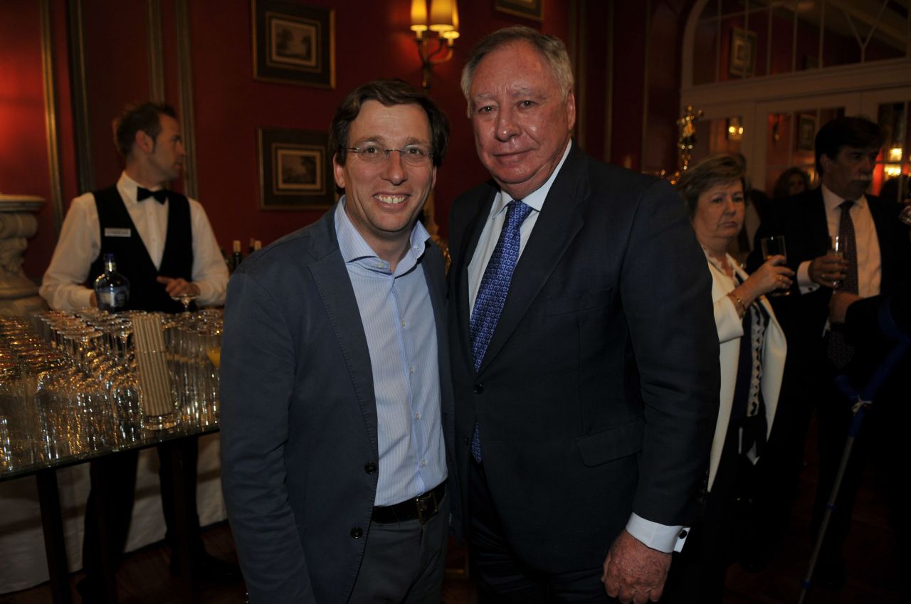José Luis Martínez-Almeida, concejal del Ayuntamiento de Madrid y candidato popular a la Alcaldía, fue uno de los pocos políticos el PP que se dejaron ver en la gala. En la imagen, junto al presidente del Comité Ejecutivo de Ifema, Clemente González Soler.