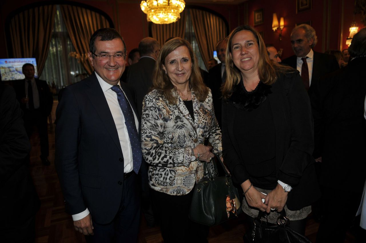 Francisco Hortigüela, director de comunicación de Samsung; Nuria Hernández de Tejada, directora de relaciones externas de Ifema; y Elena Díaz-Alejo, manager de Relaciones Institucionales y Ciudadanía Corporativa de Samsung.