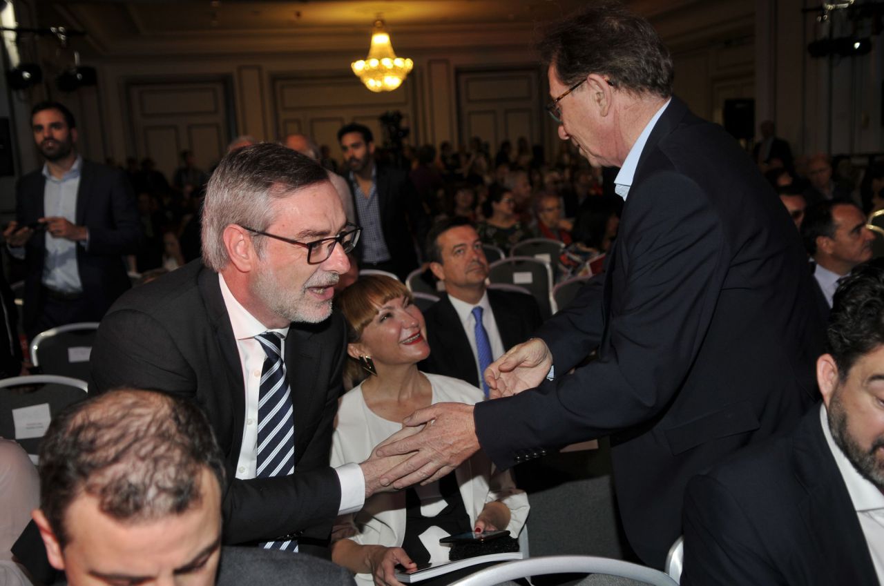El secretario de Organización de Ciudadanos, José Manuel Villegas, saluda al secretario general de CCOO Madrid, Jaime Cedrún, al inicio de la gala. 