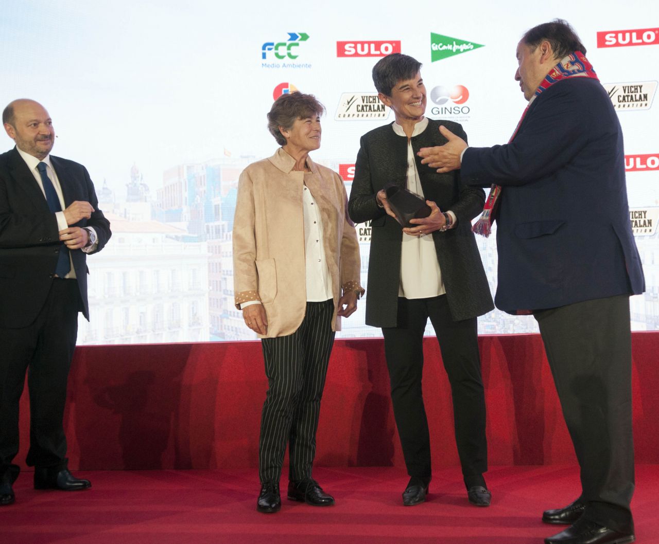 La entrega de premios se abrió con la directora general y la directora técnica, el Atlético de Madrid Femenio, Lola Romero y María Vargas, quienes recogieron el galardón a la Mejor Iniciativa Deportiva de manos de Jesús Santos, presidente de GINSO, ataviado con la bufanda del club colchonero.