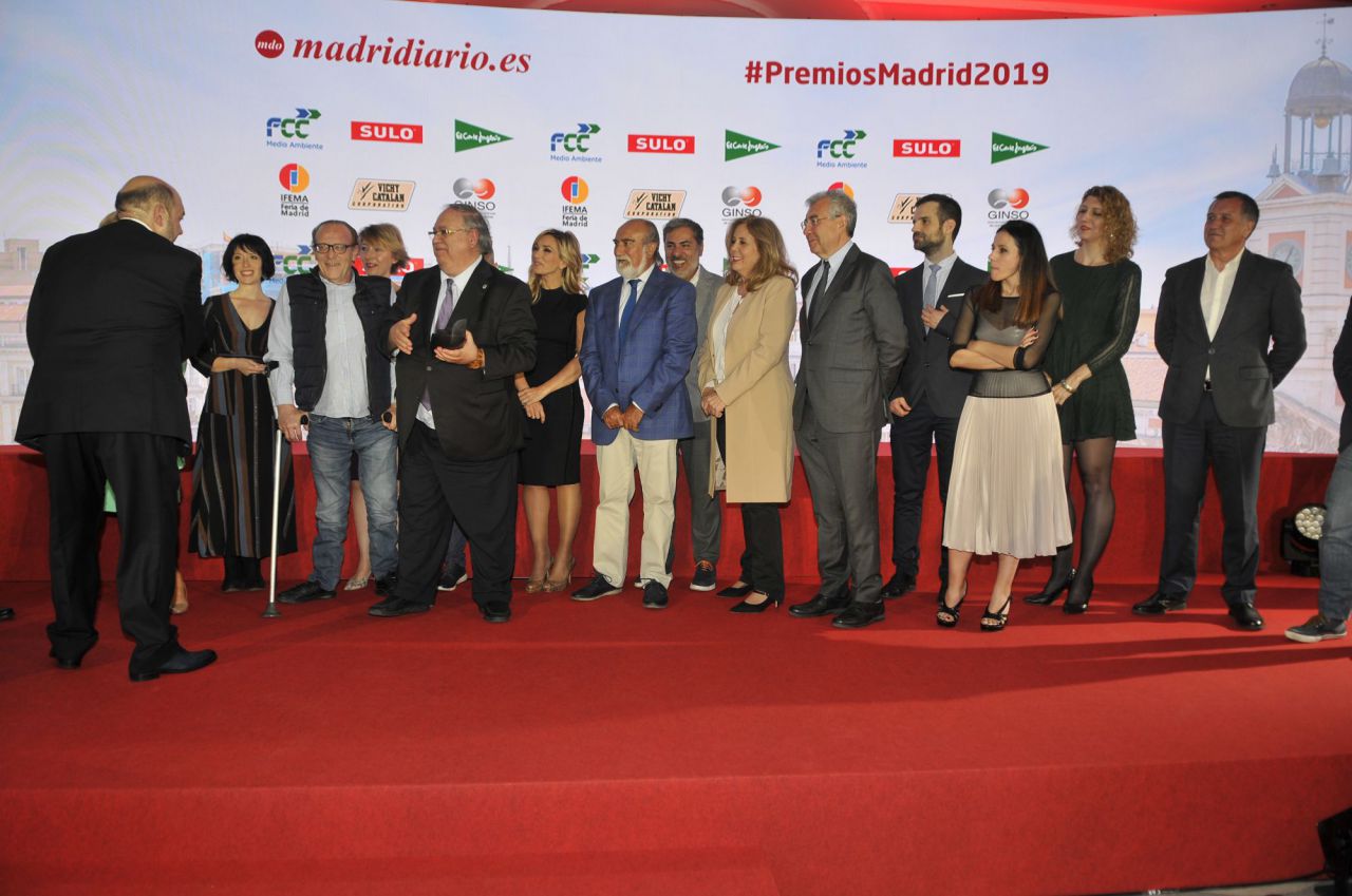 Los más de 20 periodistas que conforman el jurado de los Premios Madrid fueron los encargados de entregar el galardón al doctor Vaquero.