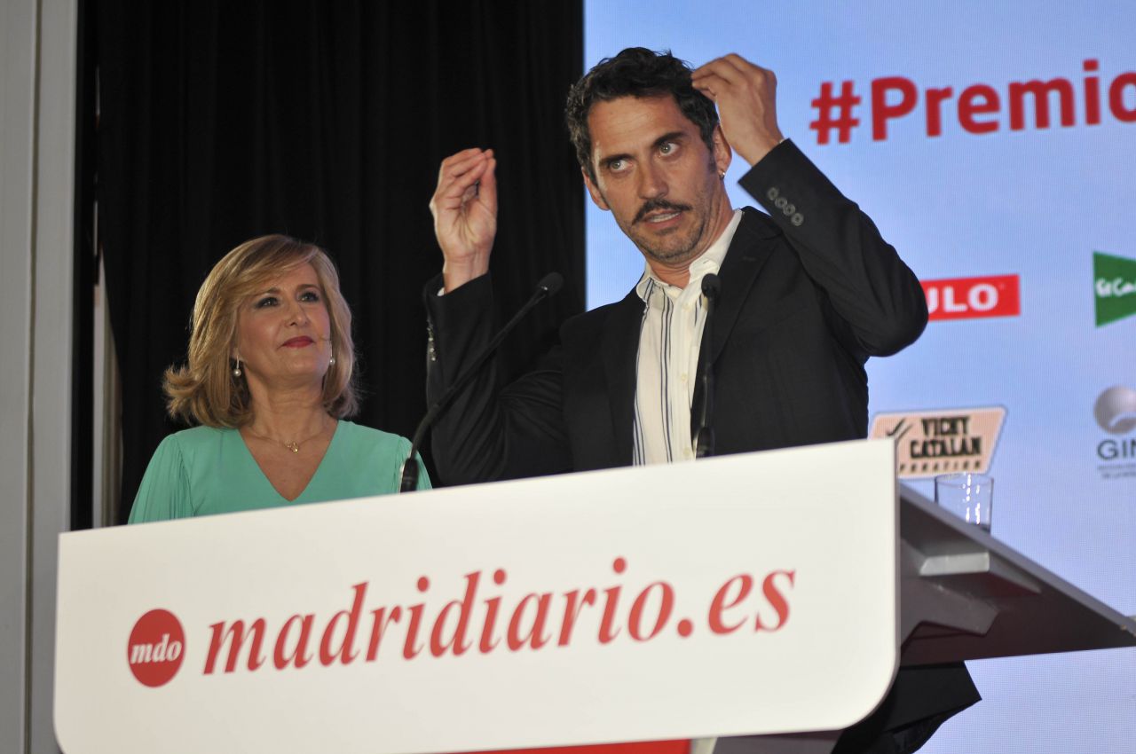 “El Hombre del año es una mujer, la mía; este premio va por todas las mujeres que apoyan las carreras de sus maridos y no se las ve”, aseguró Paco León en su intervención sobre el escenario. 